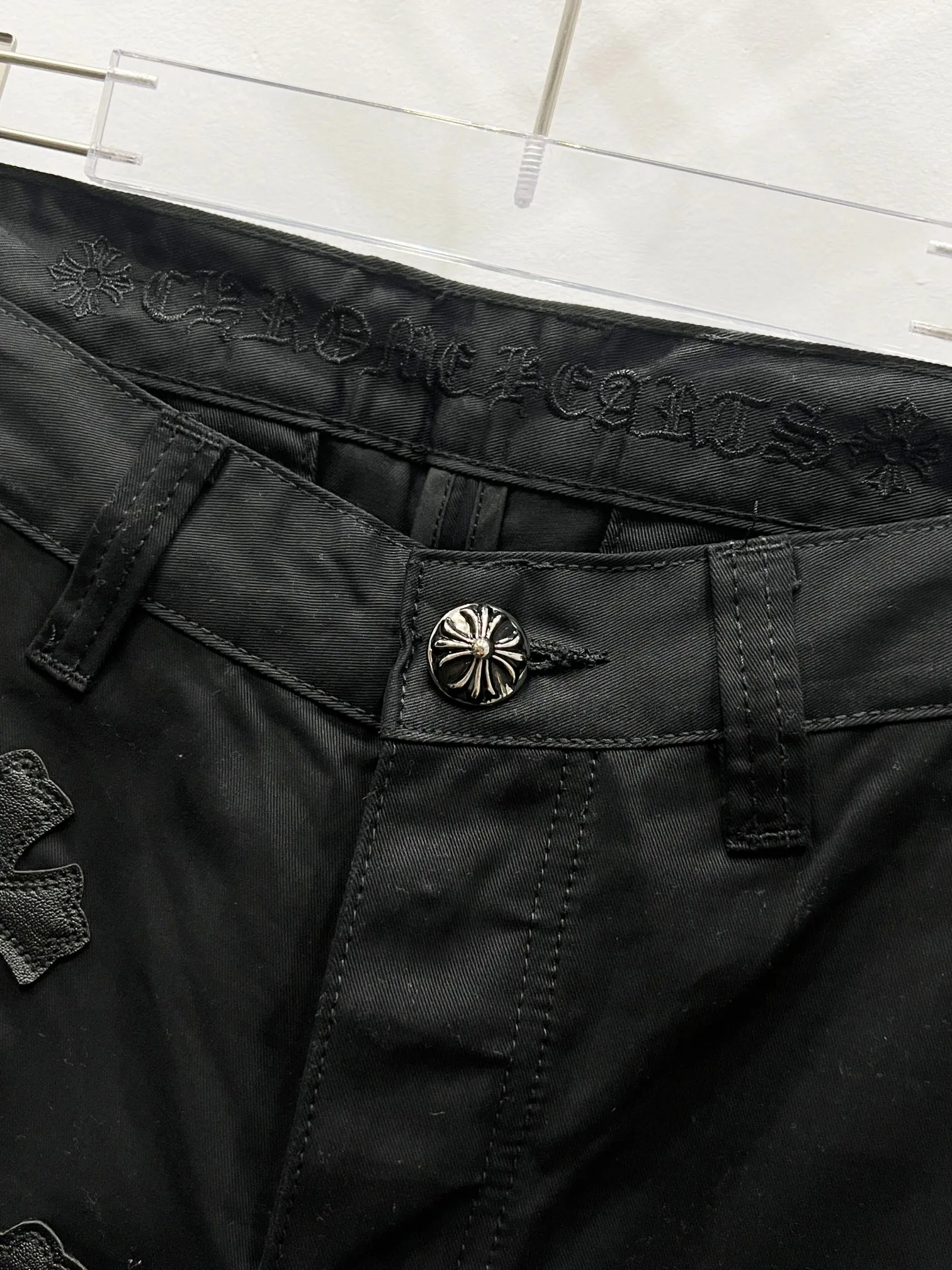 P260 Style No.: (c024) ChromeHearts & ChromeHearts patchwork leather Cow King jeans Original hardware accessories washed and other elevators, QR code analysis is from the original factory, high degree of restoration, welcome to compare with a certain product ~ Three-dimensional version Loose and comfortable, not picky about the body, taller and slimmer Big factory Seiko Original quality control Same style for men and women Can be matched with couples Versatile recommendation Necessary jeans for all seasons Hipsters have been disappointed From the quality selection of fabrics, the tailoring of details, and the matching of patterns, everything is impeccable! The upper body is so handsome when worn...it can be easily worn by men, women and children! The craftsmanship is made of heavy-duty washed pure cotton denim fabric. After washing, it is soft and thick and looks very stylish when worn. Size: 28, 30, 32, 34, 36 (S-XXL) Color: black